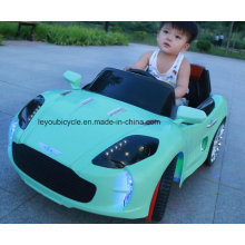 Jungen mögen elektrisches Spielzeugauto